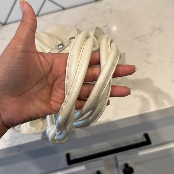 Vintage XOXO Y2K faux leather shoulder hobo bag knotted handles shimmery white - Picture 16 of 16